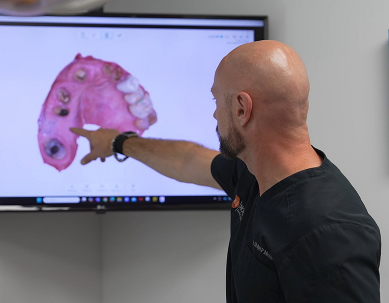 Doctor Holger looking at a digital model of a patient's teeth